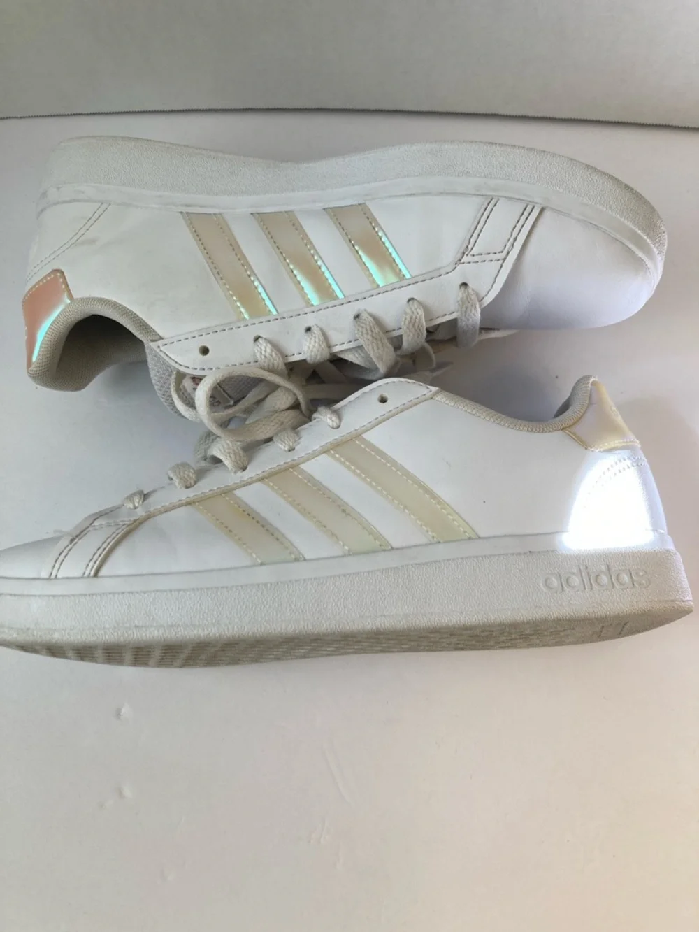 adidas Grand Court low Kids 5.5 White Sneakers with Iridescent Stripe Accents